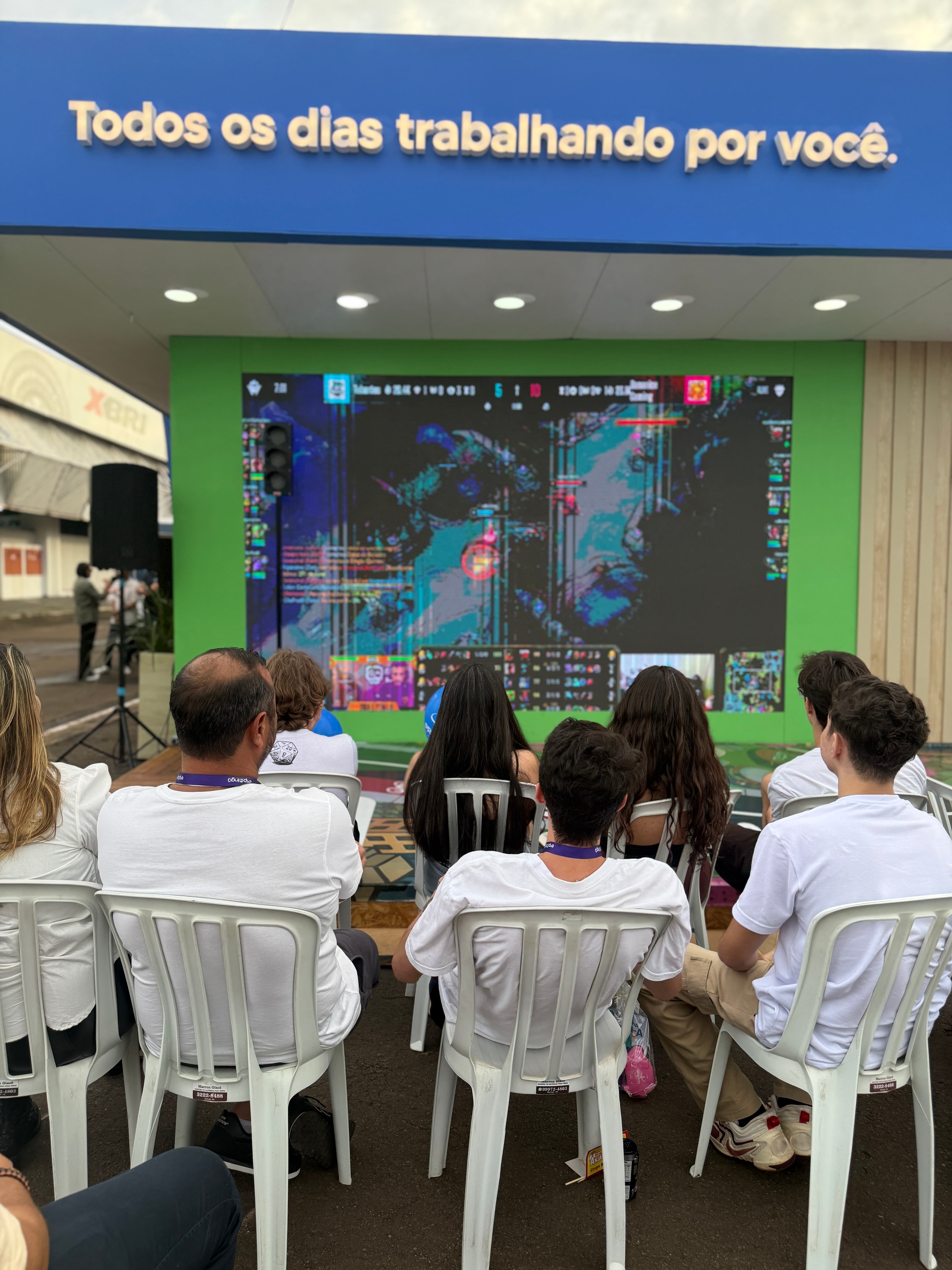 Público assistindo partida ao vivo